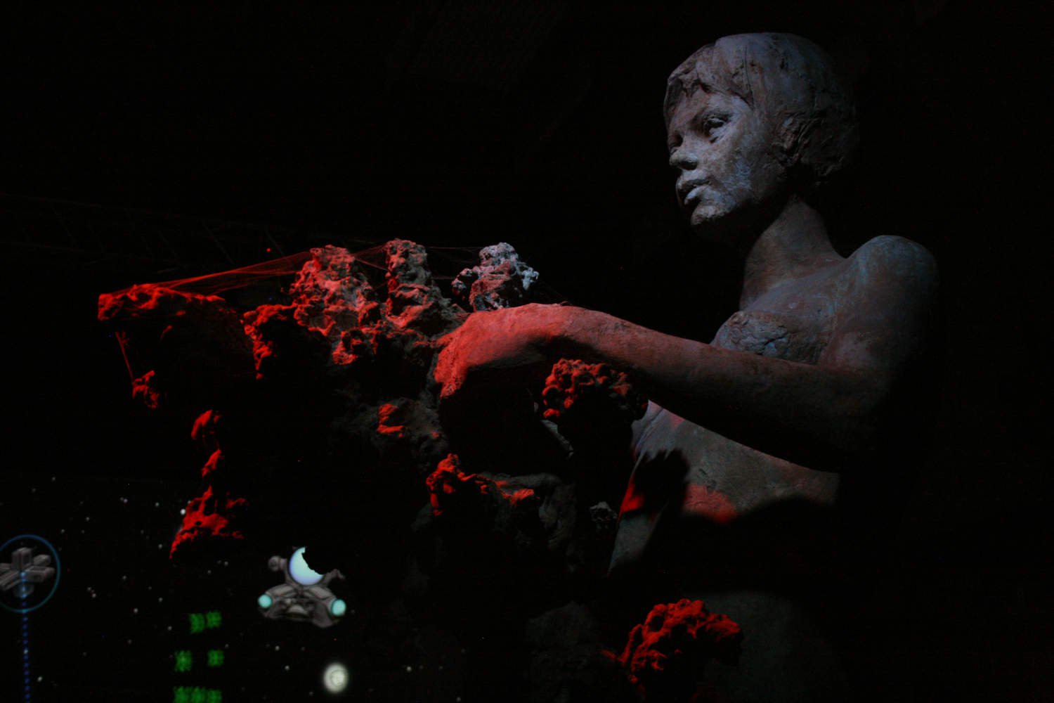 Zářivý úsměv dívky s kyticí